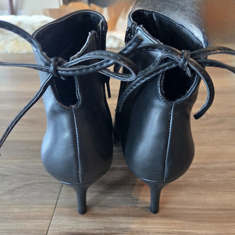 Womens black heel ankle boots with back bows Size 6